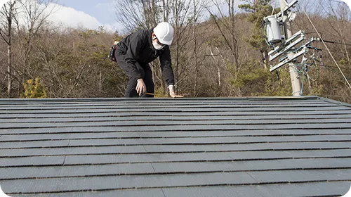 屋根の劣化や雨漏りリスクを無料でチェック。