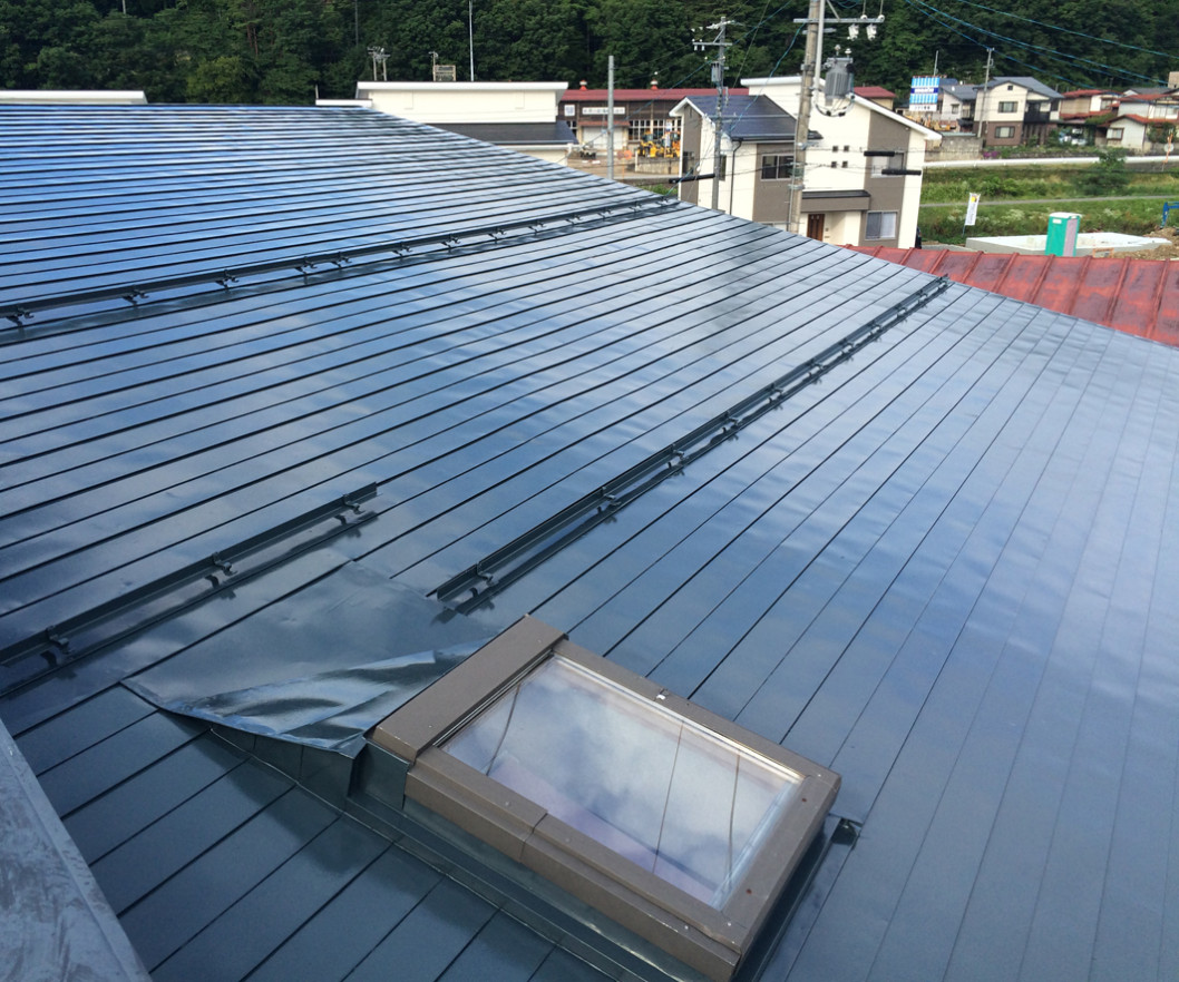 光沢のあるブルーの屋根に塗装！丁寧な施工で安心│岐阜県高山市