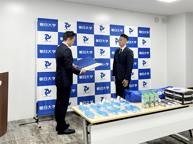 朝日大学　ハンドボール部　寄贈　ロビン　十六銀行　地域貢献
